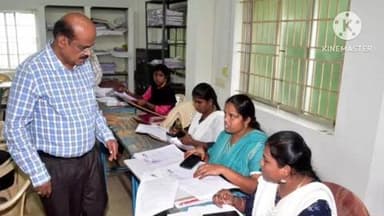 கடவூர்: கணக்கெடுப்பு படிவங்களை பூர்த்தி செய்திட வாக்காளர்களுக்கு உதவும் பொருட்டு படிவங்களை கணினியில் பதிவேற்றம் செய்யும் பணிகளை மாவட்ட ஆட்சியர் நேரில் ஆய்வு