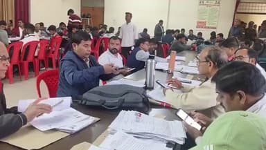 दातागंज: दातागंज तहसील में चल रहे SIR सपोर्ट सिस्टम का निरीक्षण कमिश्नर और डीएम ने किया