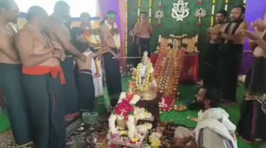 తాడ్వాయి: దేమికలాన్ లో అయ్యప్ప స్వామికి అభిషేకాలు, హారతులు, పడిపూజలను నిర్వహించిన అరవింద్ రెడ్డి, భారీగా తరలివచ్చిన భక్తులు