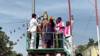 వేములవాడ: దీక్ష దివస్ సందర్భంగా వేములవాడ పట్టణంలోని తెలంగాణ తల్లి విగ్రహానికి పూలమాలలు వేసిన BRS నేతలు,కార్యకర్తలు