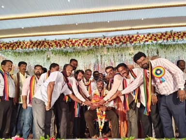 ಸವದತ್ತಿ: ನೂತನ ಡಿಸಿಸಿ ಬ್ಯಾಂಕ್ ನಿರ್ದೇಶಕನಾಗಿ ಆಯ್ಕೆಯಾದ ಶಾಸಕ ವಿಶ್ವಾಸ ವೈದ್ಯ ಪಟ್ಟಣದಲ್ಲಿ ಅಭಿನಂದನಾ ಸಮಾರಂಭ