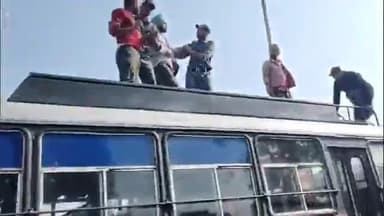 देखे पंजाब रोडवेज के हड़ताल पर बैठे कर्मचारियों को बस से नीचे उतारते समय कैसे लगी आग पुलिस अधिकारी को
#cmpunjab #punjabr...