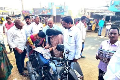 చీపురుపల్లి: ప్రభుత్వ మెడికల్ కాలేజీలు ప్రైవేటు కరణకు వ్యతిరేకంగా కోటి సంతకాల లో పాల్గొన్న రాష్ట్ర కార్యదర్శి సూర్యనారాయణ రాజు