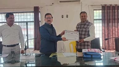 डुमरियागंज: विधानसभा 306 डुमरियागंज, SIR में उत्कृष्ट कार्य और 100% कार्य पूर्ण करने वाले 4 BLO को SDM डुमरियागंज ने किया सम्मानित