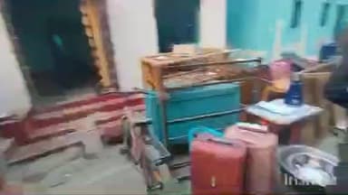 मढ़ौरा: तेजपुरवा में दहेज हत्या के आरोपी के घर की पुलिस ने की कुर्की जब्ती
