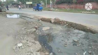 जालौर: जालौर में शनिवार शाम 4:00 बजे कॉलेज तिराहा के पास सीवरेज लाइन का गंदा पानी मुख्य सड़क मार्ग पर फैला