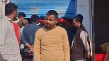 तरबगंज: वजीरगंज के महराजगंज कस्बे में कमरे में लटकता मिला दुकानदार का शव, मचा कोहराम