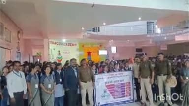 कुक्षी: निसरपूर में पुलिस ने चलाया ऑपरेशन मुस्कान व यातायात जागरूकता अभियान, छात्रों को किया जागरूक