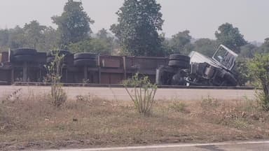 शाहबाद: रामपुरिया में ट्रक पलटा, कारणों का नहीं मिला सुराग