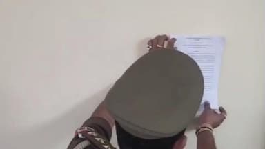 रुदौली: गेरौंडा गांव में फरार अभियुक्तों के घर साइबर थाना प्रभारी मो. अरशद ने न्यायालय के आदेश पर नोटिस चस्पा किया, कराई मुनादी