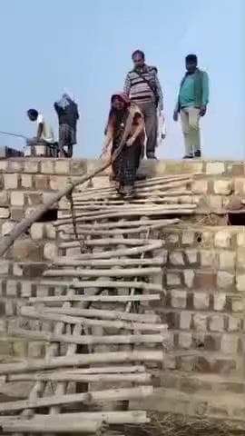 कोरांव: रामपुर कला गांव में सेवटी नदी पर बने पुल के नवीनीकरण को लेकर विधायक ने कही बात, ग्रामीण बांस की सीढ़ी से आते-जाते हैं