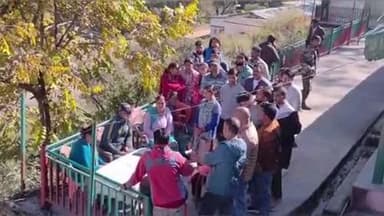 भटवाड़ी: क्षेत्र में लगातार बढ़ रहे भालुओं के हमलों से परेशान ग्रामीणों ने भटवाड़ी में वन विभाग कार्यालय का किया घेराव