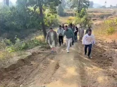 सामरी कुसमी: जिले के दुर्गम सुदूर अंचल चुनचुना पुदांग पहुंची जिला पंचायत सीईओ, विकास कार्यों का लिया जायजा