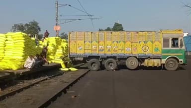 मिलक: जिले में यूरिया खाद की अब नहीं होगी किल्लत, जिला कृषि अधिकारी ने रामपुर के लिए यूरिया खाद से लदी एक रैक मंगाई