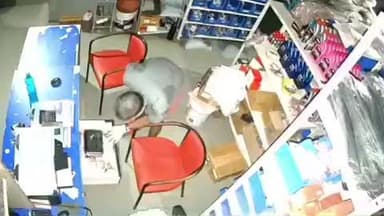 பரமத்தி வேலூர்: மோகனூர் சாலையில் டூவிலர் ஷோரூமில் மர்மநபர் திருடும் சிசிடிவி காட்சி வெளியாகி வைரலாகி வருகிறது