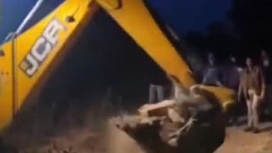 उदयपुर धरमजयगढ़: ओडिशा बॉर्डर से अवैध धान तस्करी पर प्रशासन और पुलिस की सख्ती, चार स्थानों पर जेसीबी से गड्ढे खुदवाकर रास्ते बंद