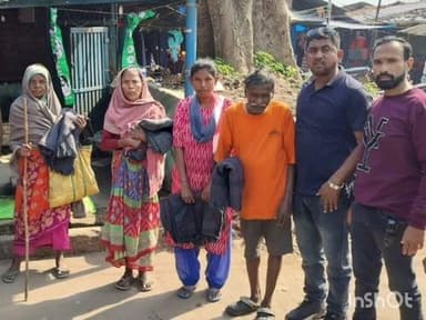 घाटशिला: विधायक सोमेश चंद्र सोरेन के आदेश पर झामुमो नेताओं ने मऊभंडार बाजार में ठंड से बचाव के लिए कंबल बांटे