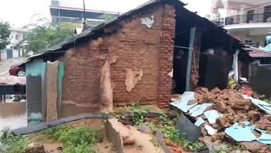 ஆவுடையார் கோவில்: மீமிசல் கோபால பட்டினத்தில் அதிக கனமழையின் காரணமாக வீடு இழிந்து விழுந்து பொருள்கள் நாசம் அதிகாரிகள் ஆய்வு