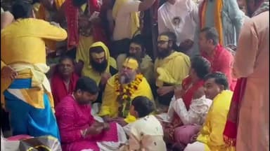 गोवर्धन: प्रेमानंद महाराज ने बरसाना में राधारानी के दर्शन किए