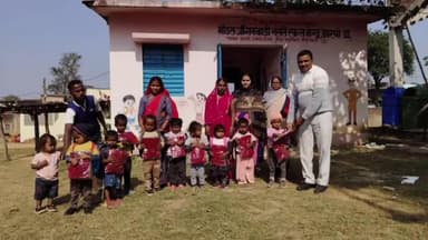 टाटीझरिया: झरपो मुखिया ने आंगनबाड़ी केंद्र के बच्चों को स्वेटर बांटे, अभिभावकों से ठंड से बचाव की अपील की