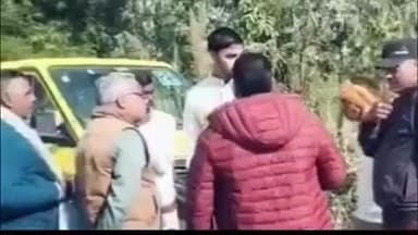 मिल्कीपुर: अधियारी चौराहा के पास सायकिल सवार अधेड़ को स्कूल की वैन ने मारी टक्कर, अधेड़ घायल