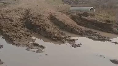 नरसिंहपुर: गुटोरी में सड़क पर पुलिया न होने से ट्रैक्टर फंसे, किसान परेशान