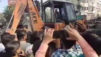 मुशहरी: अतिक्रमण के खिलाफ अभियान का लोगों ने किया विरोध, बुलडोजर की हवा निकाली