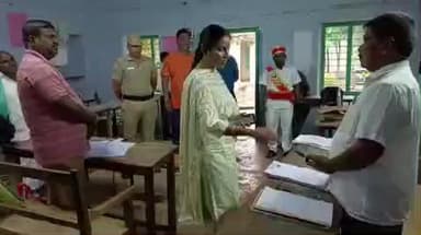 ராசிபுரம்: வட்டாட்சியர் அலுவலகத்தில் அமைக்கப்பட்டிருந்த முகாமில் உள்ள உதவி மையத்தினை ஆட்சியர் பார்வையிட்டார்