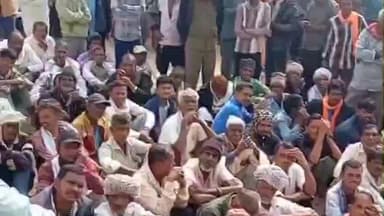 झाडोल: झाड़ोल सहकारी समिति पर 1000 किसानों को यूरिया खाद का वितरण, किसानों के चेहरों पर खुशी दिखी