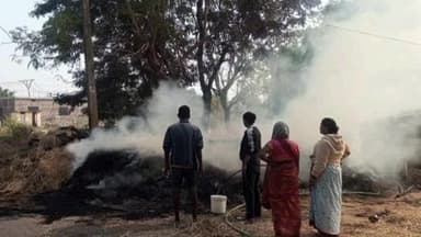 पालकोट: बघिमा टुकुटोली मार्ग पर किसान के पुवाल में लगी आग, जलकर राख