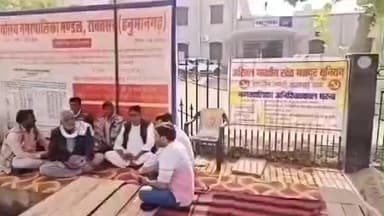 रावतसर: विभिन्न समस्याओं को लेकर रावतसर नगर पालिका के समक्ष नागरिकों का धरना 11वें दिन भी जारी