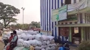 বারাসত ২: কৃষ্ণমাটি ক্লাবের সামনে ক্ষুদ্র ও প্রান্তিক চাষিদের থেকে সহায়ক মূল্যে ধান কিনল ব্লক প্রশাসন