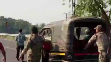 মাথাভাঙা ২: চৈতন্যের হাট সংলগ্ন এলাকায় নিয়ন্ত্রণ হারিয়ে উল্টে গেল একটি যাত্রীবাহী অটো, আহত চারজন