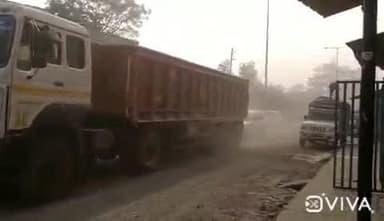 चांडिल: चौका-कांड्रा सड़क मार्ग पर उड़ती धूल से दुकानदार, स्कूली बच्चे व राहगीर परेशान