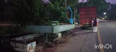 കുട്ടനാട്: പാഴ്സൽ ലോറി തട്ടി തലവടിയിൽ കാത്തിരിപ്പ് കേന്ദ്രം തകർന്നു