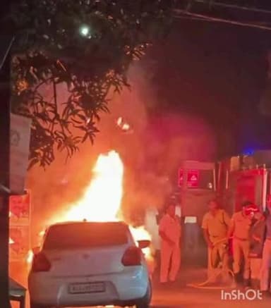 കാർത്തികപ്പള്ളി: കായംകുളത്ത് ഓടിക്കൊണ്ടിരുന്ന കാറിന് തീ പിടിച്ചു ഭാഗികമായി കത്തി നശിച്ചു