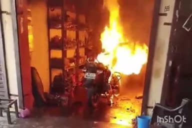 बड़ौदा: साजिद बाइक सर्विस की दुकान में बाइक धूं-धूंकर जली, दुकान को हुआ नुकसान