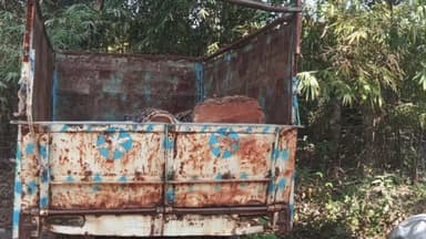 सेन्हा: लोहरदगा: वन विभाग ने नंदलाल फार्म के पास ₹50 हजार की अवैध शीशम लदी गाड़ी पकड़ी