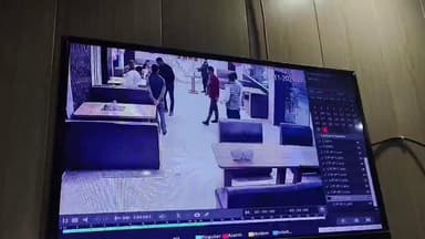 #सुल्तानपुर
लखनऊ–वाराणसी हाईवे NH-56 पर स्थित होटल में शराब के नशे में धुत 6-7 युवकों ने वेटर और मैनेजर पर जमकर उत्पात...