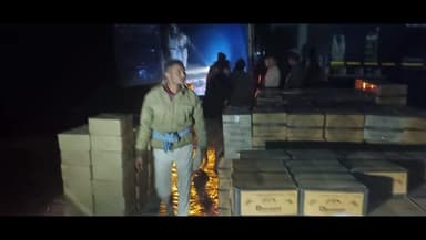 भगवानपुर हाट: सुघरी गांव स्थित पेट्रोल पंप के पास 10 चक्का कंटेनर से भारी मात्रा में शराब बरामद