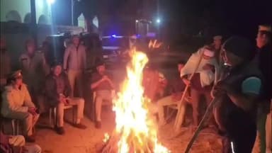 खैर: कोहरे पर पहरा, नई पहल के तहत सर्किल खैर के बाकनेर व नगरिया बिजना गांव में रात्रि कैंप लगाकर किया गया जागरूक