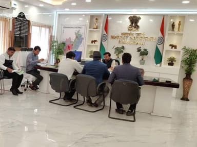 ठाकुरगंज: ठाकुरगंज प्रखंड के गलगलिया अररिया में नई रेल लाइन को लेकर जिलाधिकारी की अध्यक्षता में बैठक