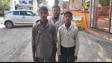 डेरापुर: स्कूल न जाने के डर से घर से निकले दो नाबालिग छात्र झींझक स्टेशन पर सकुशल बरामद, दिल्ली जाने की फिराक में थे