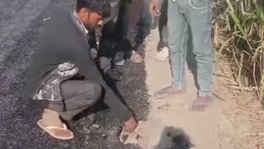 #PWD पीडब्ल्यूडी विभाग की लापरवाही उजागर, ग्रामीणों ने हाथों से उखाड़ दी सड़क, वीडियो वायरल