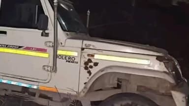 रसड़ा: मिरनगंज के पास तेज़ रफ्तार पिकअप विद्युत पोल से भिड़ी, बड़ा हादसा टला