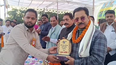 गारू: पूर्व राज्यसभा सांसद धीरज प्रसाद साहू ने युवाओं को खेल में आगे बढ़ने की सीख दी, कहा- खेल से अनुशासन व भाईचारा बढ़ता है