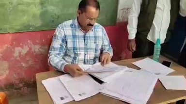 शाहगढ़: लगनशील अधिकारियों-कर्मचारियों की मेहनत से तहसील क्षेत्र के 15 बीएलओ सम्मानित