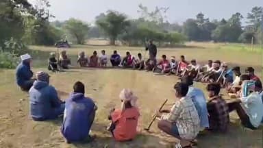 पाकरटांड: सिमडेगा के कोचेडेगा में मुखिया ने ग्रामीणों के साथ बैठक की, लोगों की समस्याओं पर चिंता जताई