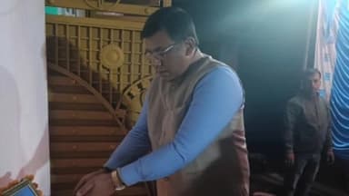 लावालौंग: विधायक उज्जवल दास दुंबी गांव पहुंचे, ब्रह्मभोज कार्यक्रम में हुए शामिल