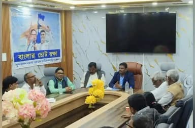 মথুরাপুর ২: নগেন্দ্রপুর অঞ্চলে সাংগঠনিক পর্যালোচনা সভায় উপস্থিত মথুরাপুর লোকসভা কেন্দ্রের সাংসদ ও তৃণমূল কংগ্রেসের জেলা সভাপতি